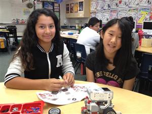 Daniela and Angela assemble the robot! 